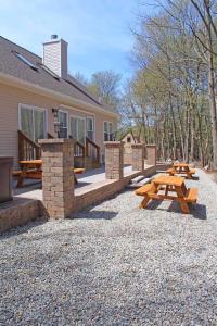 Luxury 6 BR Rebel Ridge Retreat-Sleeps 16-Hot Tub & Linens Included
