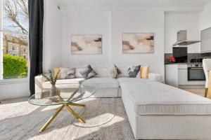 Minimalist Luxe 2BR Designer Retreat in Prime Kensington for 6 Next to Station Harrods