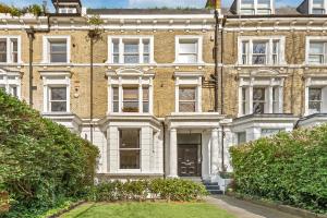 Minimalist Luxe 2BR Designer Retreat in Prime Kensington for 6 Next to Station Harrods
