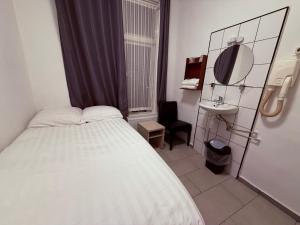 Single Room with Shared Bathroom room in Hotel Schroder