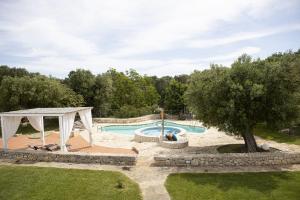 trullo degli ulivi con piscina e vasca per bambini