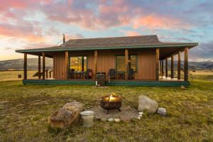 Cabin on 20 Acres, Wildlife, Big Views, Firepit, Close to Yellowstone
