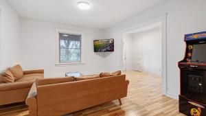 6 bedroom House Short Walk to Niagara Falls