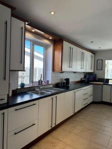 Beachside Home-Pizza Oven & Bar Close To Beach and Town