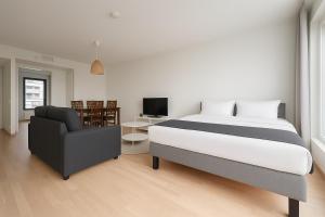 City Home Finland Big Luxury Suite - Spacious Suite with Own SAUNA, One Bedroom and Furnished Balcony next to Train Station