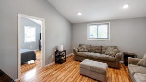 Beautifull Whole House! Walk to Niagara Falls! 4 Bedroom Home