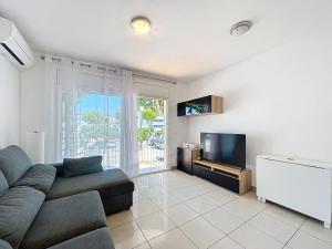 POBLAT TIPIC Piso un dormitorio y terraza