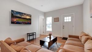 7 Bedroom House! Walk to Niagara Falls! New Whole House