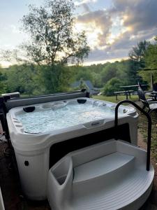 Spotless, Comfortable home with Hot Tub!