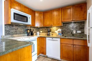 NEW KBM Resorts - FREE CAR - Garden View - Hale Ona Loa - Charming 1 Bedroom at Oceanside Resort HOL-102