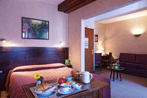 Hotels Logis Des Trois Maures : Chambre Quadruple