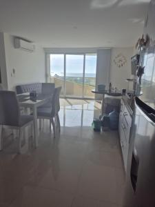Apartamento amplio con vista al mar en sector Bello Horizonte