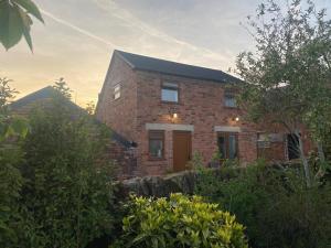 The Woottons Barn with Hot Tub