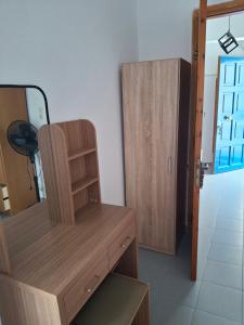 Με θέα τον όρμο της Βάρης