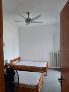 Με θέα τον όρμο της Βάρης