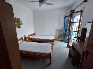 Με θέα τον όρμο της Βάρης