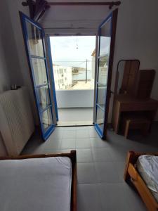 Με θέα τον όρμο της Βάρης