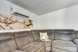 10 Mi to Beaches: Home w Pool Access in Largo!
