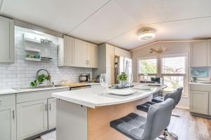 10 Mi to Beaches: Home w Pool Access in Largo!