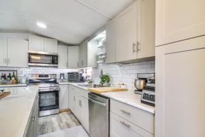 10 Mi to Beaches: Home w Pool Access in Largo!