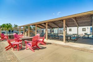 10 Mi to Beaches: Home w Pool Access in Largo!