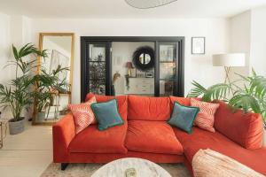 Stylish 2BD Garden Retreat: Bright & Elegant Stay