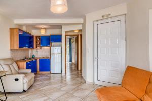 Komi Shoreline Blue Window