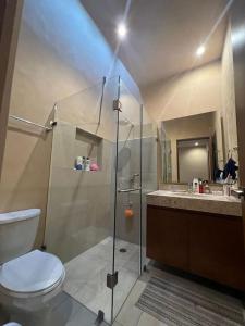 casa de una planta con alberca