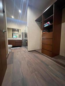 casa de una planta con alberca