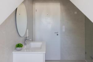 Grand Rue Apartment by Rentaroo