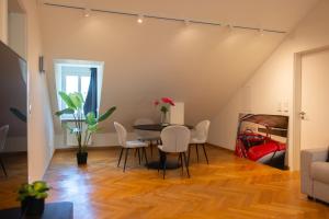 Grand Rue Apartment by Rentaroo