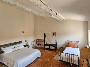 Villas Vaste demeure avec piscine, a 14 km de la mer. : photos des chambres