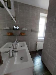 Villas Vaste demeure avec piscine, a 14 km de la mer. : photos des chambres
