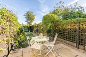 Chapter Cottage - Cosy Escape in central Malmesbury, Sleeps 4, and Dog-Friendly!