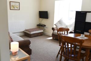2 bedroom flat with free parking