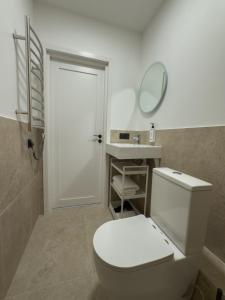 Bright & Cozy Studio Overlooking the River