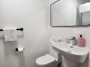 Luxury 2-Bed Apartment with AC, Sleeps 6, Private Garden, Free Parking, Netflix