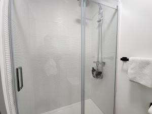 Luxury 2-Bed Apartment with AC, Sleeps 6, Private Garden, Free Parking, Netflix