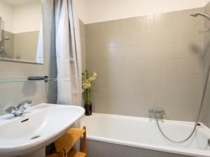 Apartment Cosy @ the beach studio by Interhome