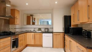 Spacious Riverside 3BR 2BA- Free Parking, Dedicated Workspace Sleeps 6