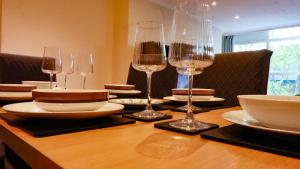 Spacious Riverside 3BR 2BA- Free Parking, Dedicated Workspace Sleeps 6