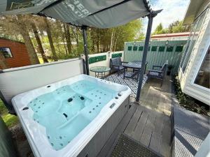 Private Hot Tub & Spacious Decking Area in Northumberland, Dog-Friendly, Free Golf Access