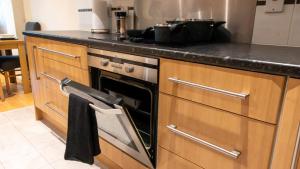 Spacious Riverside 3BR 2BA- Free Parking, Dedicated Workspace Sleeps 6