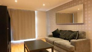 Spacious Riverside 3BR 2BA- Free Parking, Dedicated Workspace Sleeps 6