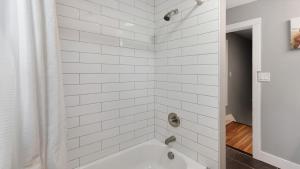 Walk to Niagara Falls. Renovated 3 bed house!