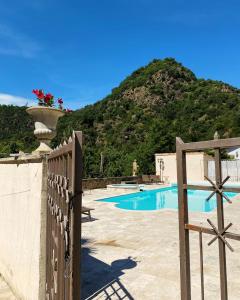B&B / Chambres d'hotes Suite romantique d-Isoarde des Baux - Chateau de Rochetaillee : photos des chambres