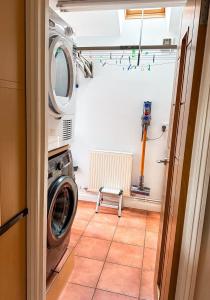 Dog-Friendly Country Home, Woodburner, Private Fields & Hot Tub!