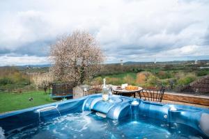 Dog-Friendly Country Home, Woodburner, Private Fields & Hot Tub!