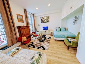 Le Castille dOr Elégant, en face de lHôtel de Ville