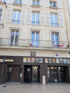 Le Castille dOr Elégant, en face de lHôtel de Ville